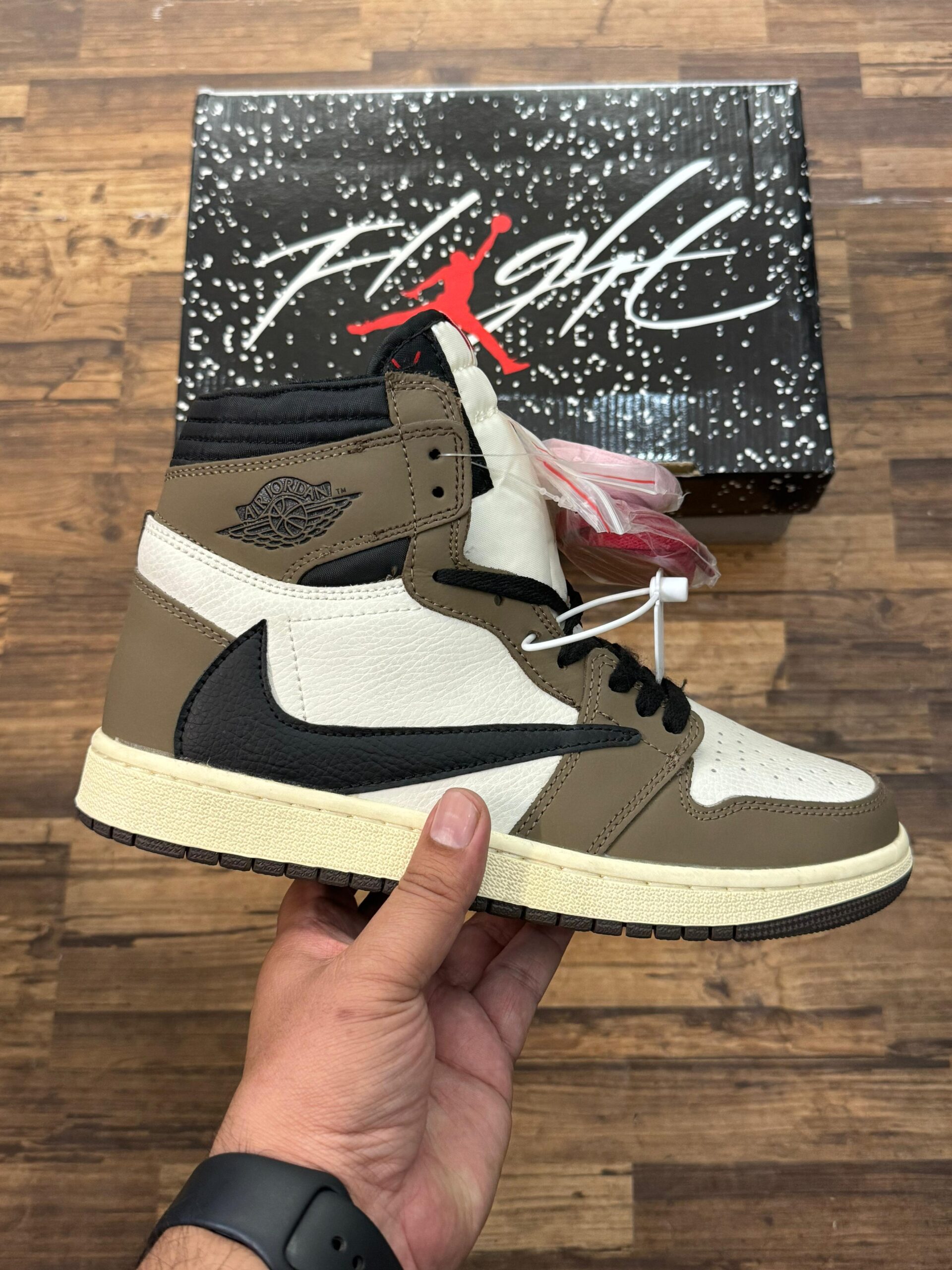 Retro 1 x Travis Scott Top Sneakers